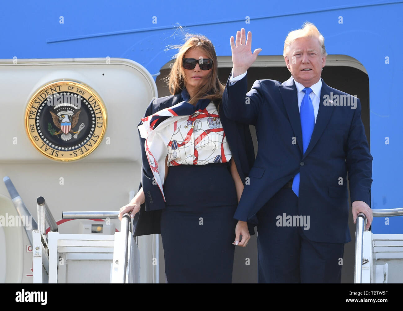 US-Präsident Donald Trump und seine Frau Melania Ankommen am Flughafen Stansted, Essex, an Bord der Air Force One für den Beginn seiner dreitägigen Staatsbesuch in Großbritannien. Stockfoto