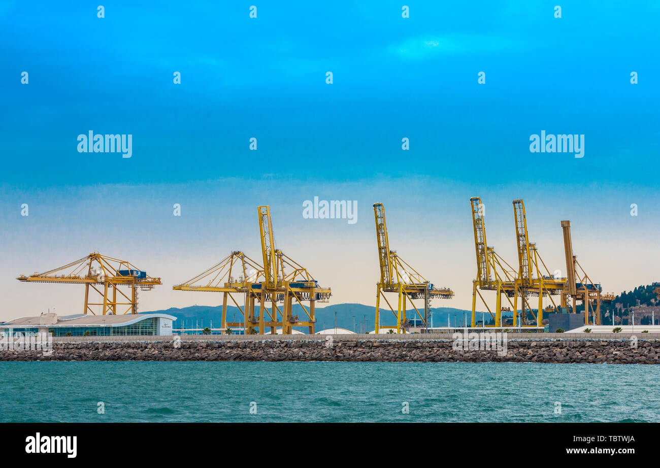 Blick auf den Seehafen mit Kränen Stockfoto