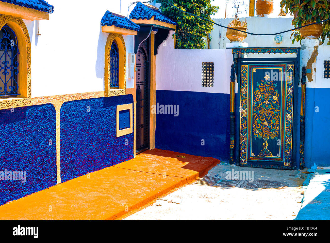 Blau-weiß traditionelle Straße schöne traditionelle alte Tür in Medina Stadt Rabat, Marokko, Afrika Stockfoto