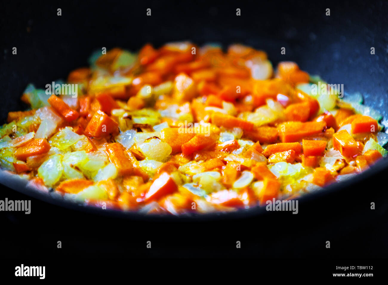 Kochen, Braten Zwiebeln und Karotten, braten Sie die geraspelten Möhren und  Zwiebeln in einer Pfanne Stockfotografie - Alamy