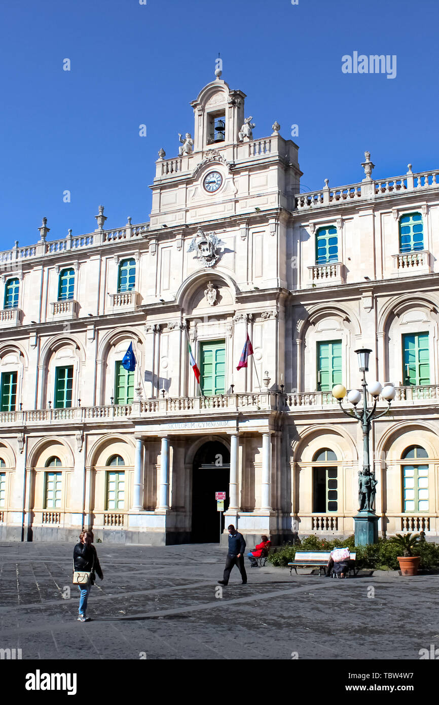 Catania, Sizilien, Italien - Apr 10 2019: Schöne barocke Gebäude von Catania an der Universität in der Altstadt entfernt. Die älteste Universität auf Sizilien. Auf der Vertikalen Bild mit blauem Himmel gefangen. Stockfoto