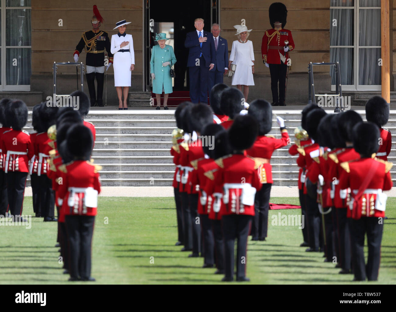 (Nach rechts) First Lady Melania Trump, Queen Elizabeth II, US-Präsident Donald Trump, der Prinz von Wales und die Herzogin von Cornwall die Ehrengarde in einem feierlichen Willkommen im Buckingham Palace, London, die Prüfung am ersten Tag seiner dreitägigen Staatsbesuch in das Vereinigte Königreich verlassen. Stockfoto