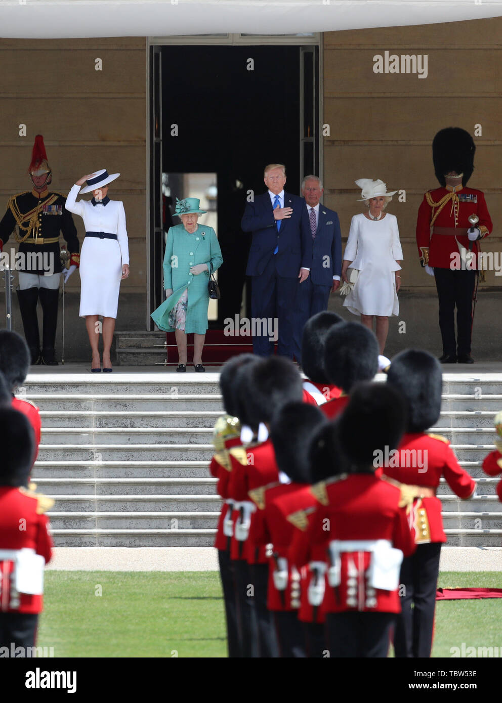 (Nach rechts) First Lady Melania Trump, Queen Elizabeth II, US-Präsident Donald Trump, der Prinz von Wales und die Herzogin von Cornwall die Ehrengarde in einem feierlichen Willkommen im Buckingham Palace, London, die Prüfung am ersten Tag seiner dreitägigen Staatsbesuch in das Vereinigte Königreich verlassen. Stockfoto