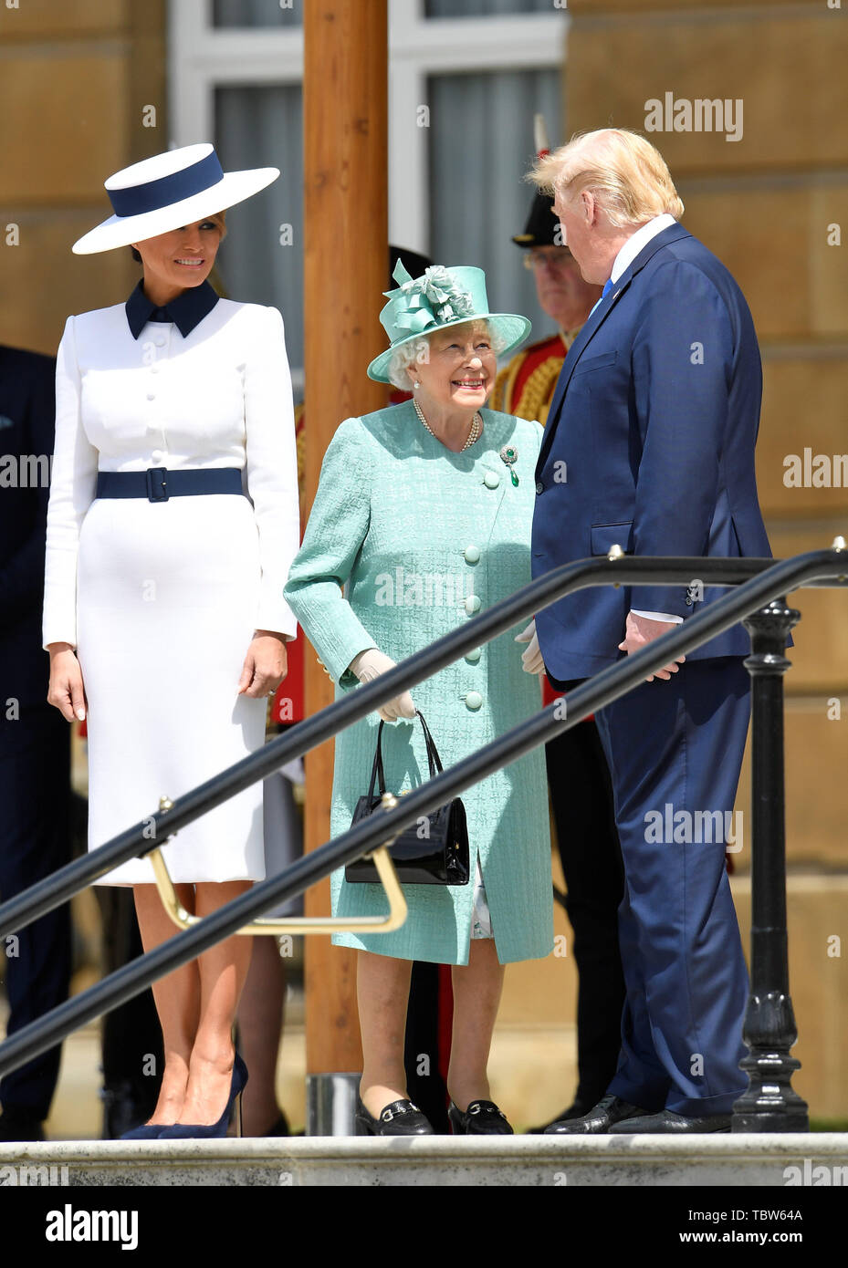 (Nach rechts) First Lady Melania Trump, Königin Elizabeth II. und US-Präsident Donald Trump in einem feierlichen Willkommen im Buckingham Palace, London, am ersten Tag seiner dreitägigen Staatsbesuch in das Vereinigte Königreich verlassen. Stockfoto