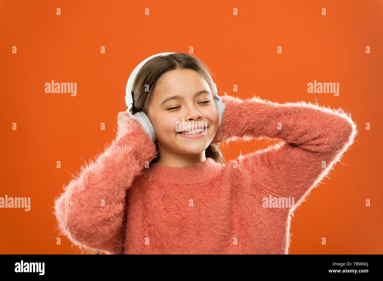 Machen Lärm leiser und Musik besser klingen. Kleines Mädchen mit Wohlklang. Cute kid listening track im Kopfhörer zu hören. Kleines Kind elektronischen Sound spielen in Kopfhörer genießen. Stockfoto