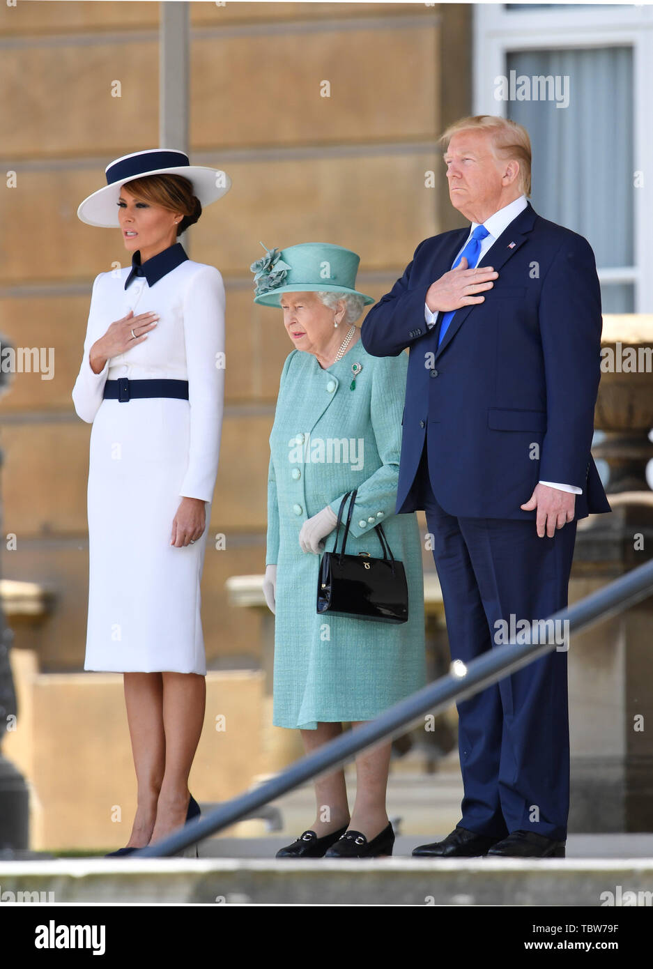 (Nach rechts) First Lady Melania Trump, Königin Elizabeth II. und US-Präsident Donald Trump in einem feierlichen Willkommen im Buckingham Palace, London, am ersten Tag seiner dreitägigen Staatsbesuch in das Vereinigte Königreich verlassen. Stockfoto