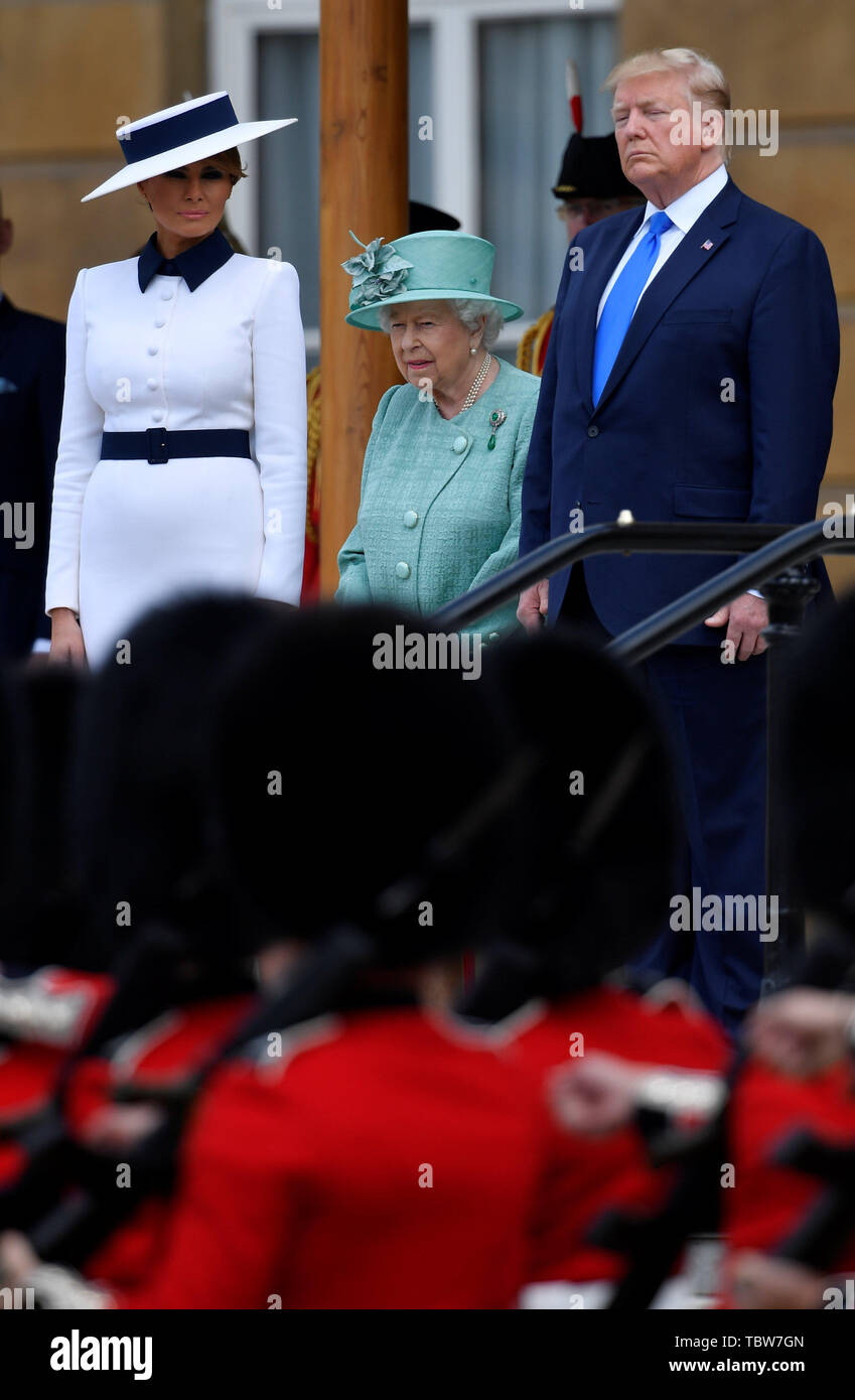 (Nach rechts) First Lady Melania Trump, Königin Elizabeth II. und US-Präsident Donald Trump in einem feierlichen Willkommen im Buckingham Palace, London, am ersten Tag seiner dreitägigen Staatsbesuch in das Vereinigte Königreich verlassen. Stockfoto