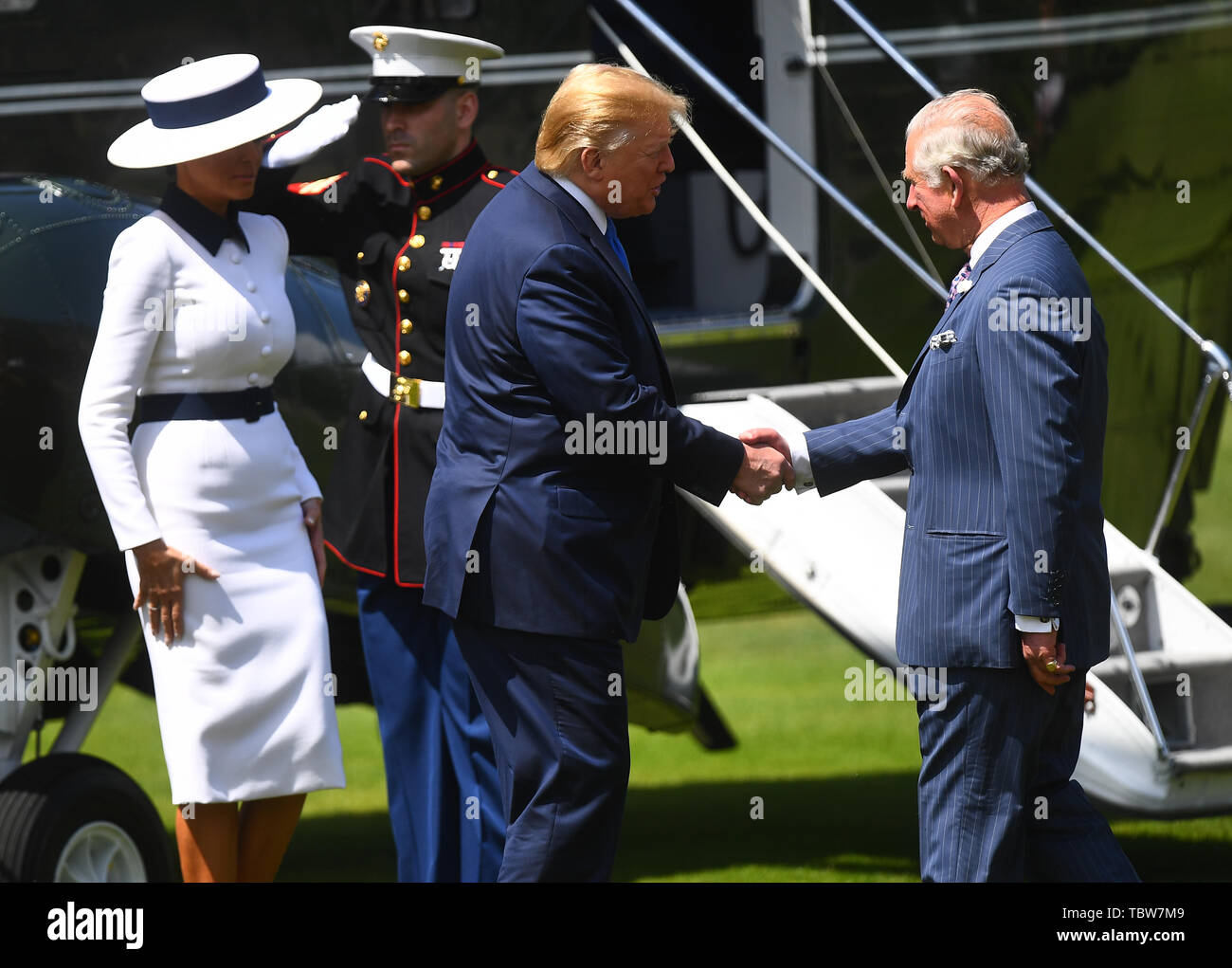 (Von links nach rechts) First Lady Melania Trump und US-Präsident Donald Trump sind vom Prinzen von Wales begrüßt, wie Sie ankommen für die zeremonielle Willkommen im Buckingham Palace, London, am ersten Tag der US-Präsident Donald Trump dreitägigen Staatsbesuch in Großbritannien. Stockfoto