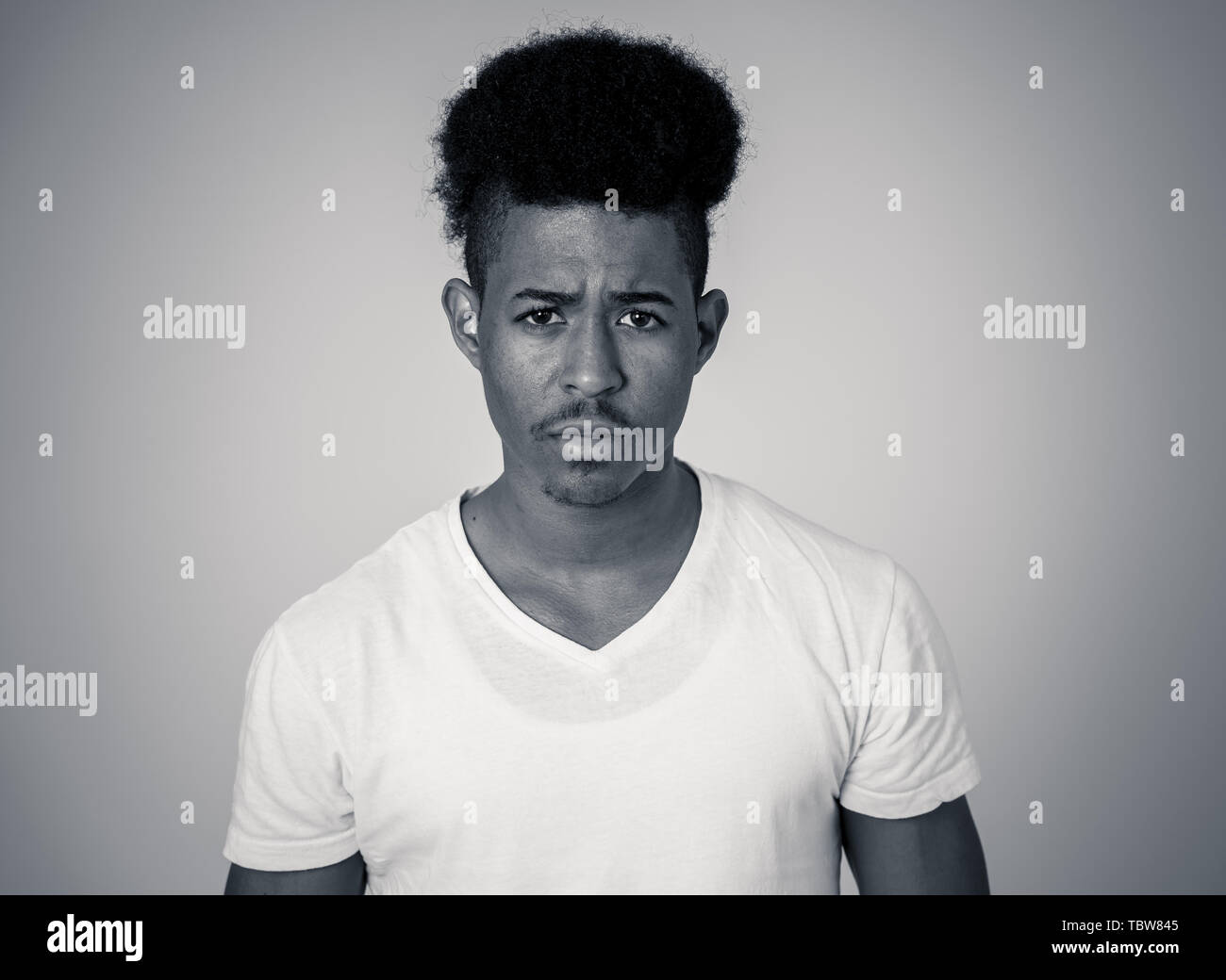 Porträt eines attraktiven jungen afrikanischen amerikanischen Mann mit Verärgerten Gesicht. Teenager wütend und crazy Suchen in einen Streit oder Kampf. In den Menschen, die menschliche Stockfoto