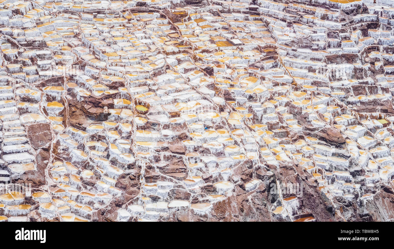 Detail der Salz Terrassen in den Salinen von Maras, salineras de Maras in der Nähe von Cusco in Peru, Salzminen von Man Stockfoto