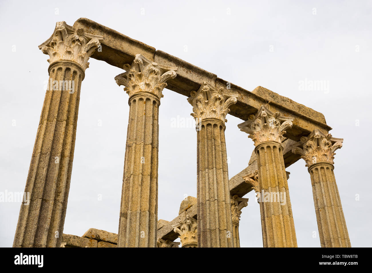 Nahaufnahme der dekorativen Hauptstädte von korinthischen Säulen der antiken römischen Tempel Reste in der Altstadt von Evora, Portugal Stockfoto