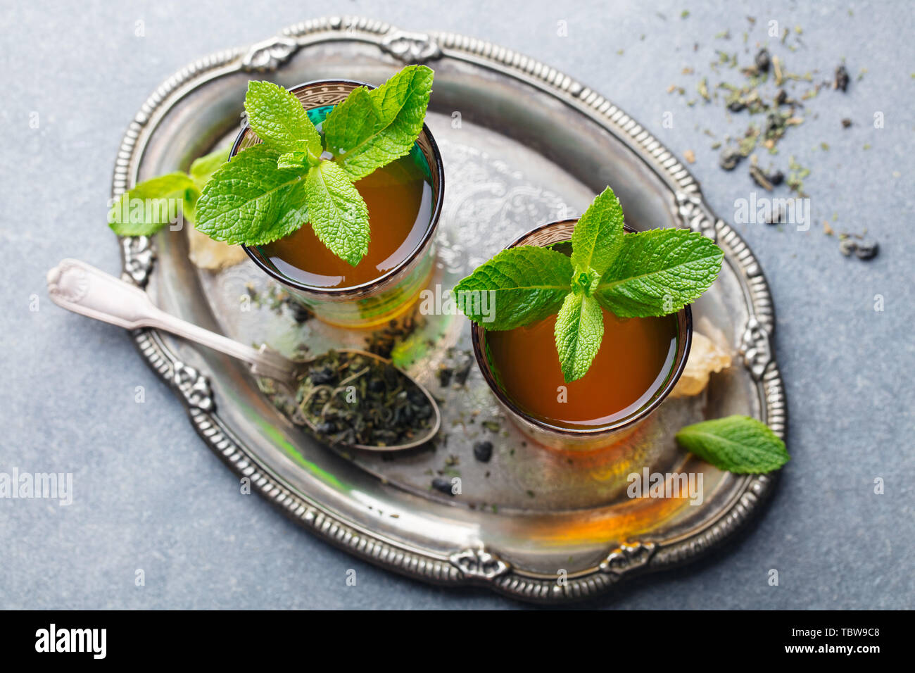 Tee mit Minze, marokkanische traditionelle Getränk im Glas. Ansicht von oben. Stockfoto