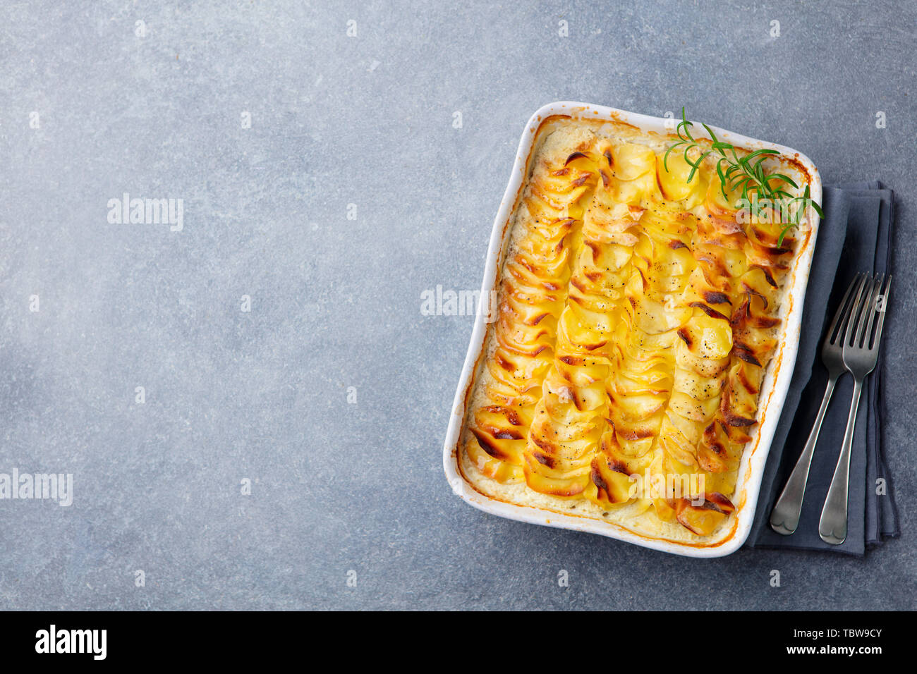 Kartoffelgratin, unterstützt Kartoffelscheiben mit cremiger Sauce. Ansicht von oben. Kopieren Sie Platz. Stockfoto