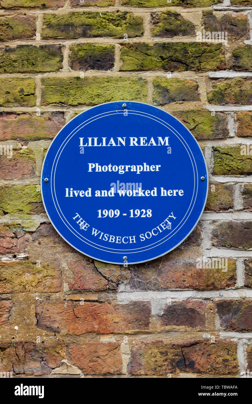 Blaue Plakette zu Lilian ream gewidmet, Fotograf. Der moorlandzone Marktstadt Wisbech auf dem Fluss Nene, Cambridgeshire, England Stockfoto