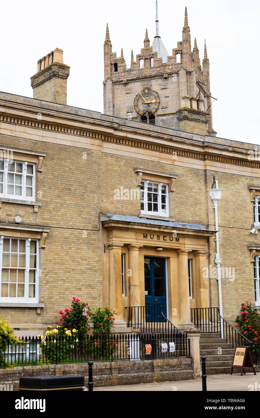 Wisbech Museum mit dem Turm von St. Peter und Pauls Kirche. Der moorlandzone Marktstadt Wisbech auf dem Fluss Nene, Cambridgeshire, England Stockfoto