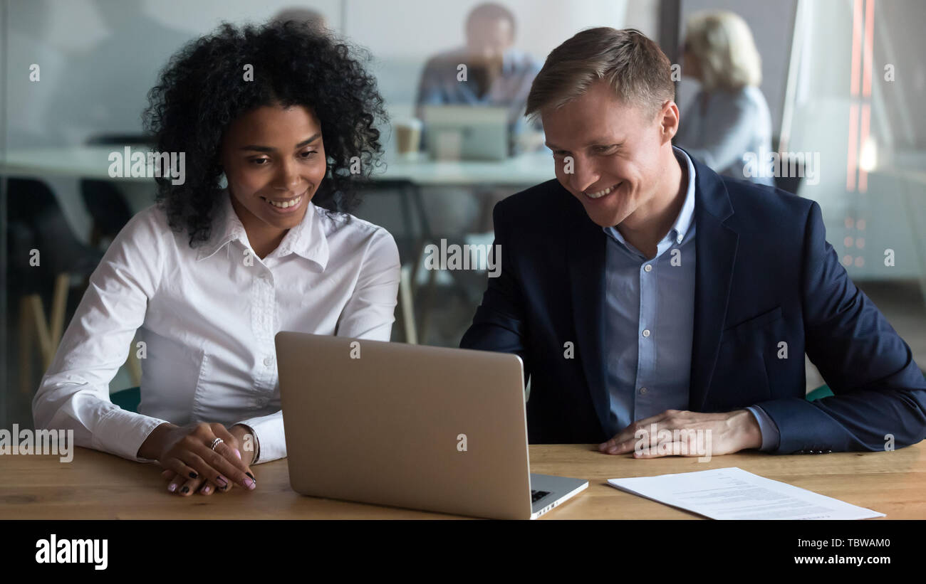 Afrikanische amerikanische Geschäftsfrau mit Kollegen mit Laptop zusammen Stockfoto