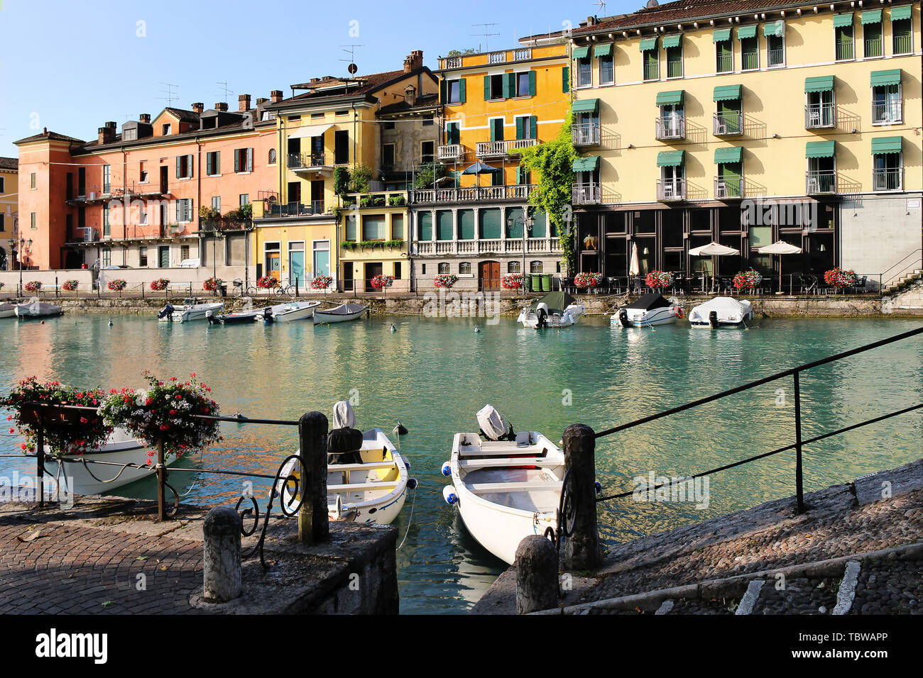 Schönen Morgen in Peschiera del Garda entfernt. Bunte Häuser, Architektur Ansicht mit Booten. Kleine Stadt, Hafen. Italienisch Lago di Garda, Venetien Stockfoto