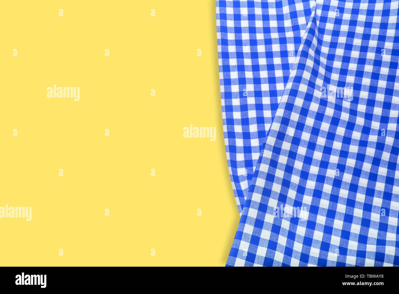 Blau kariert Serviette auf einem gelben Hintergrund. Stockfoto