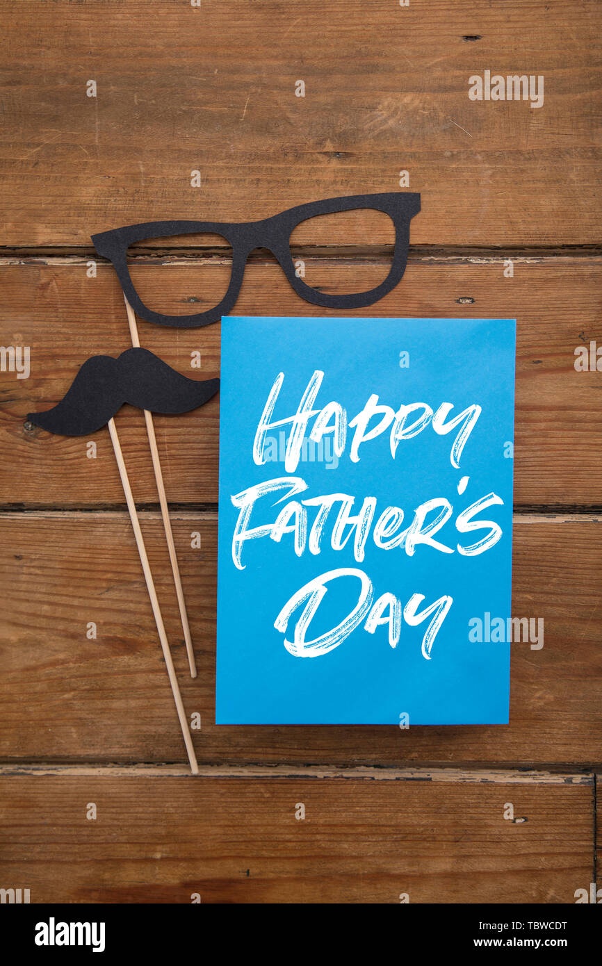 Vatertag Karte mit Papier Schnurrbart und Gläser auf Stöcke Stockfoto