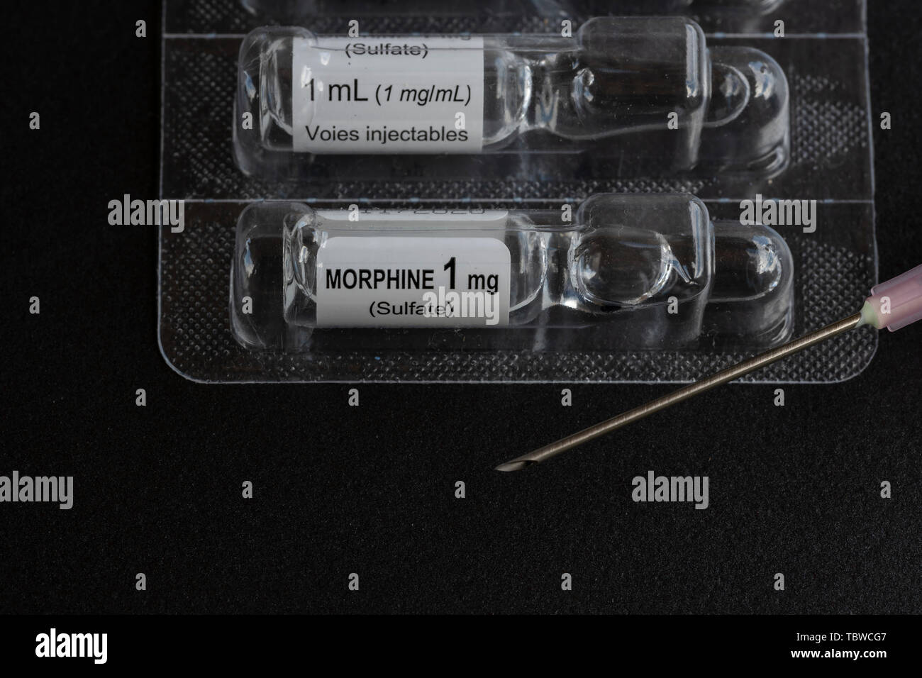 Close-up flüssiges Morphium sulfat Durchstechflasche aus Glas 1 MG/ML zur Injektion oder Infusion und Spritze Stockfoto