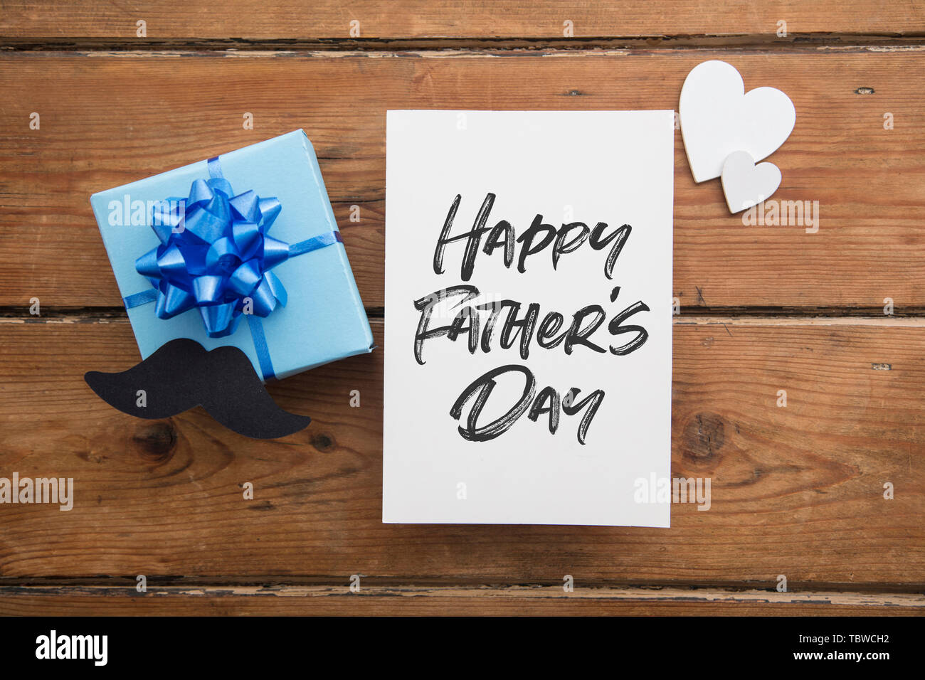 Der glückliche Vater Tag Karte Komposition mit Geschenkbox und Schnurrbart Stockfoto