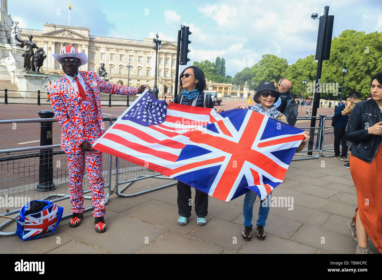 Der Anhänger des Präsidenten Donald Trump halten eine amerikanische Flagge ausserhalb der Buckingham Palace während einer dreitägigen Staatsbesuch in Großbritannien. Stockfoto