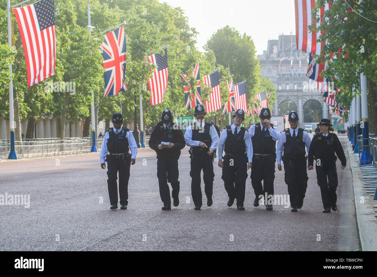 Polizisten patrouillieren die Mall während einer dreitägigen Besuch von Präsident Donald Trump nach Großbritannien. Stockfoto
