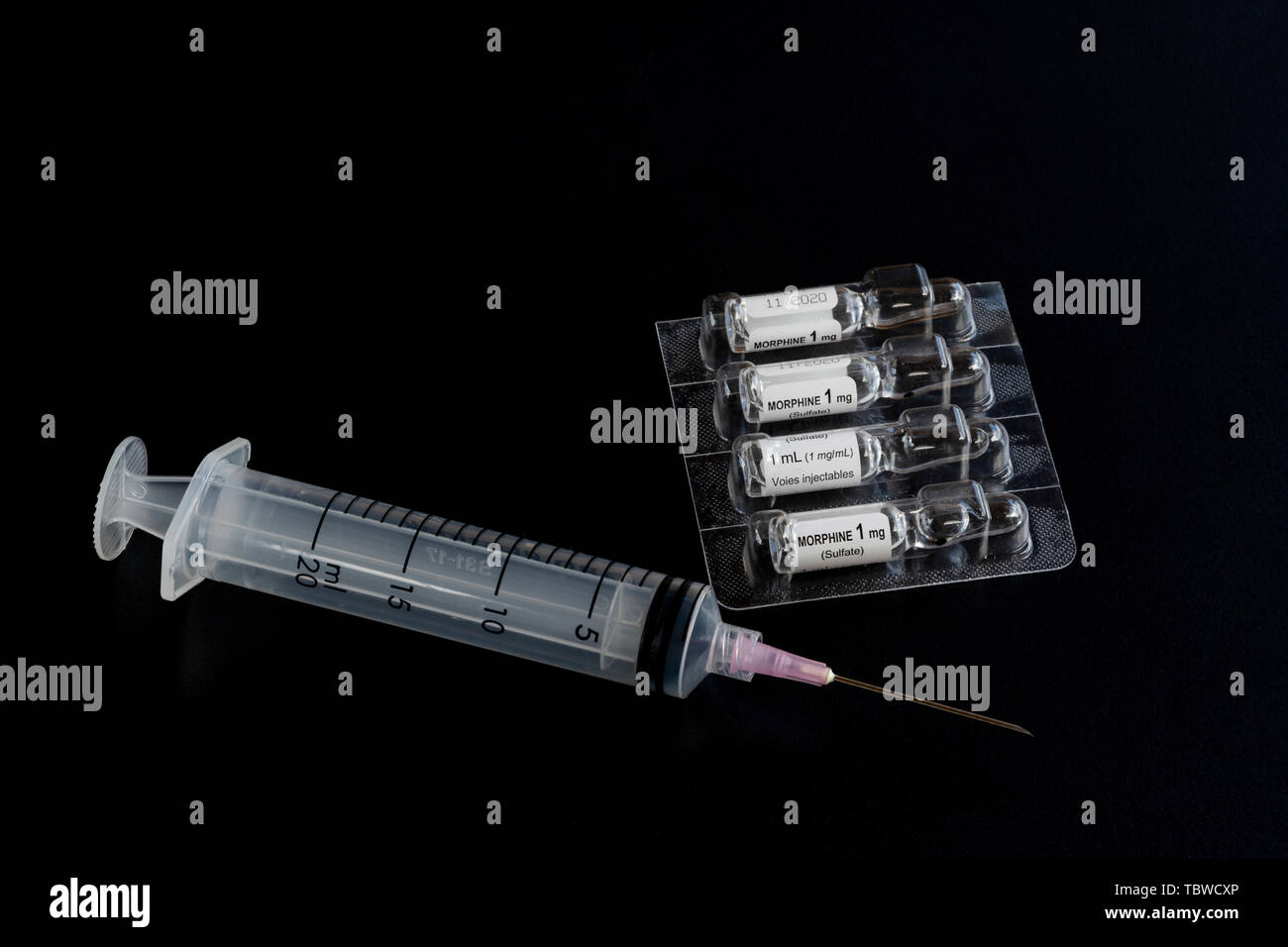 Close-up flüssiges Morphium sulfat Durchstechflasche aus Glas 1 MG/ML zur Injektion oder Infusion und Spritze Stockfoto
