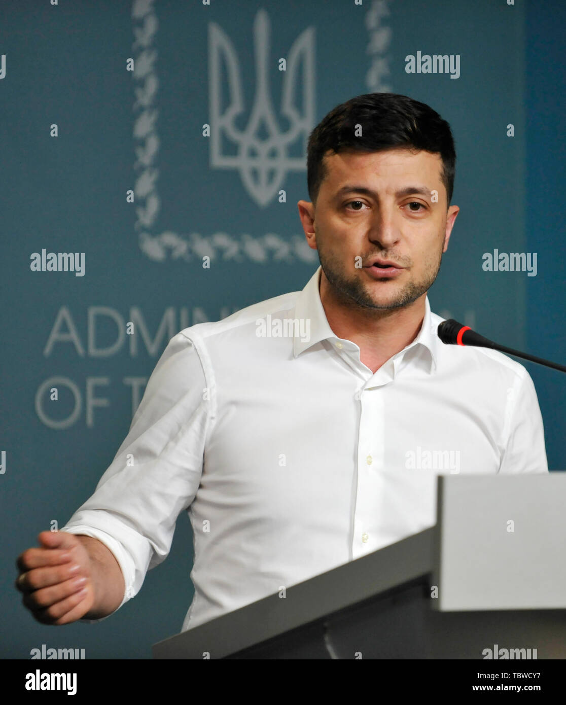 Der Präsident der Ukraine Volodymyr Zelensky spricht während einer Pressekonferenz in Kiew. Präsident der Ukraine Volodymyr Zelensky hat die ehemalige ukrainische Präsident Leonid Kutschma berufen als Leiter der ukrainischen Delegation in der Trilateralen Kontakt Group (TCG) an der Friedensgespräche auf der Donbass in Minsk. Stockfoto