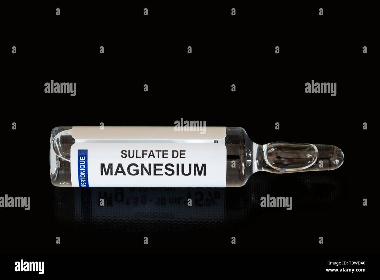 Nahaufnahme der 1 mg/ml-Durchstechflasche Morphin-Sulfat zur Injektion oder Infusion vor schwarzem Hintergrund. Ideal für medizinische Konzeptblogs oder Artikel Stockfoto