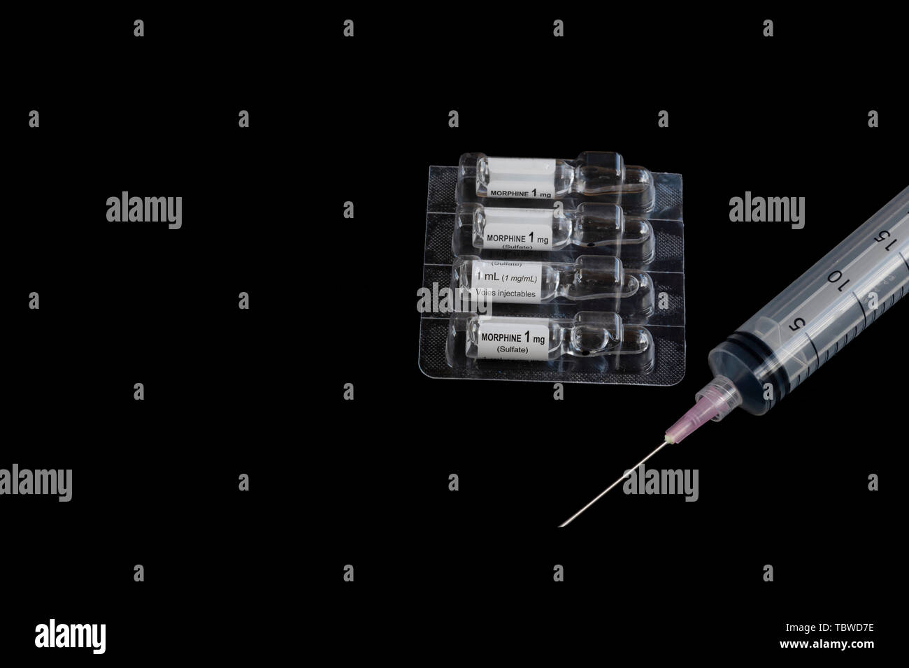Close-up flüssiges Morphium sulfat Glasfläschchen für Injektionen oder Infusionen und die Spritze mit Kopie Raum Stockfoto