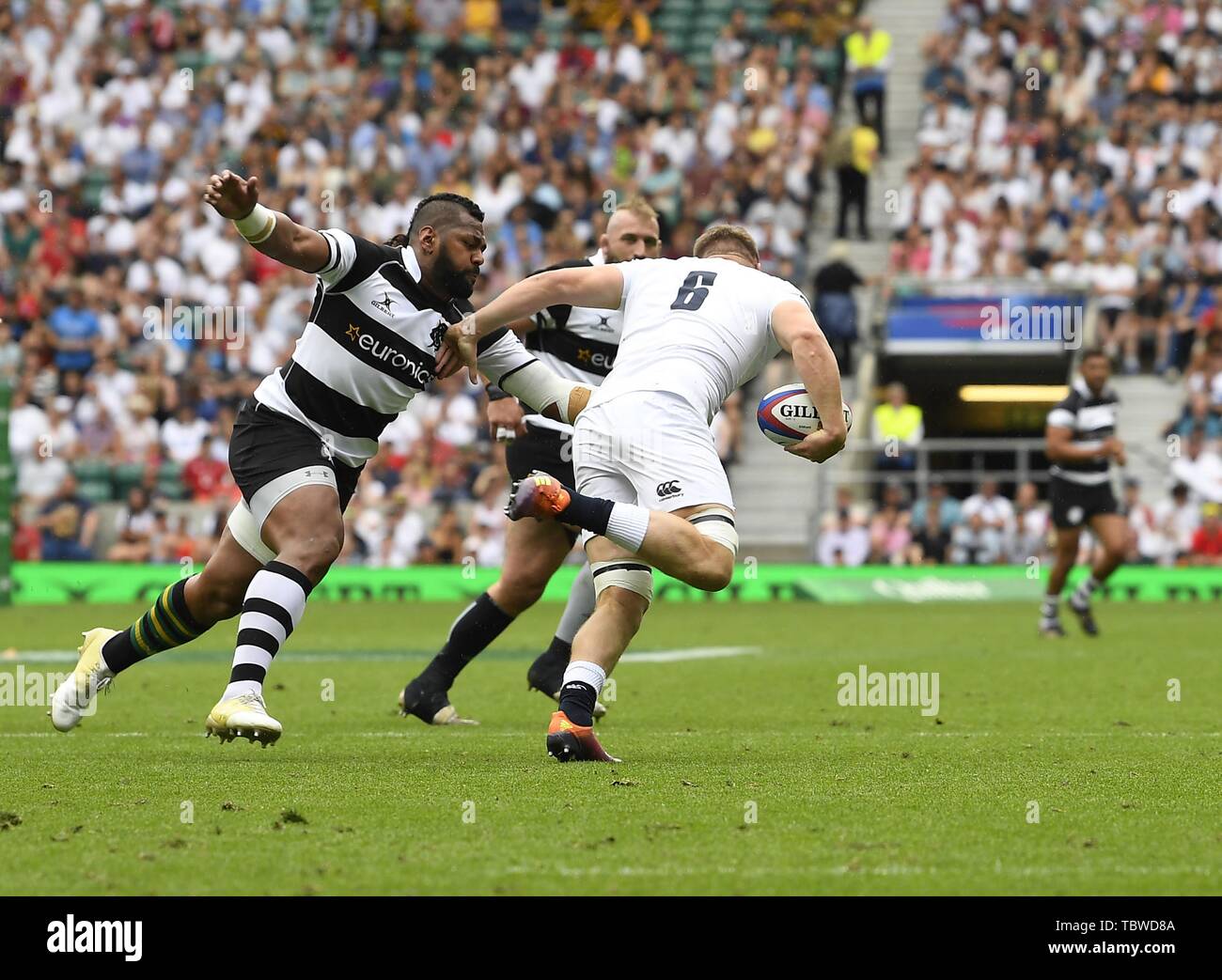 Alex Dombrandt (6) in Aktion während der England V Barbaren Quilter Cup in Twickenham in London gesehen. England Schlag die Barbaren 51-43 Stockfoto