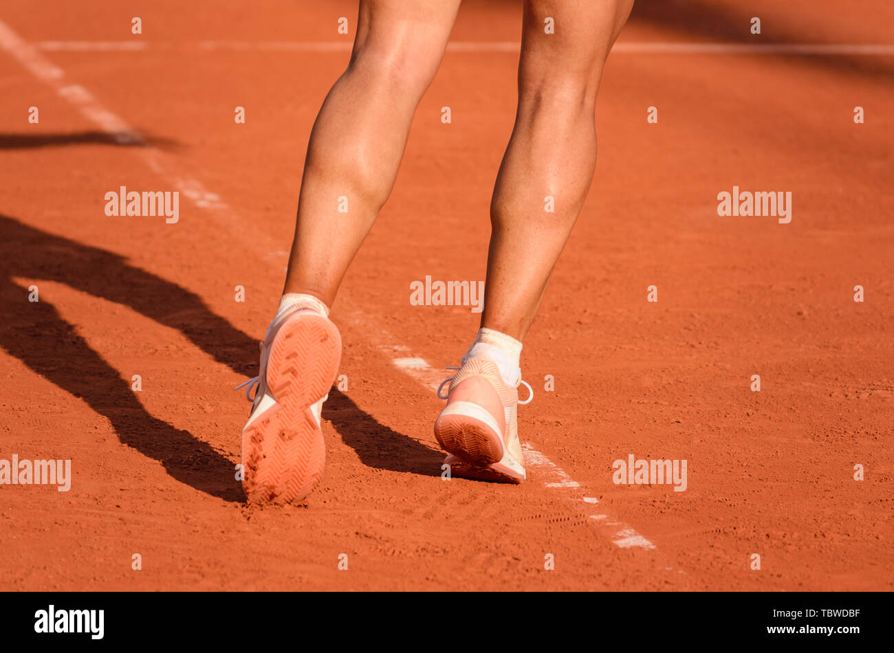 Füße eines männlichen Tennisspieler in Sprung nach Schuß, Service Stockfoto