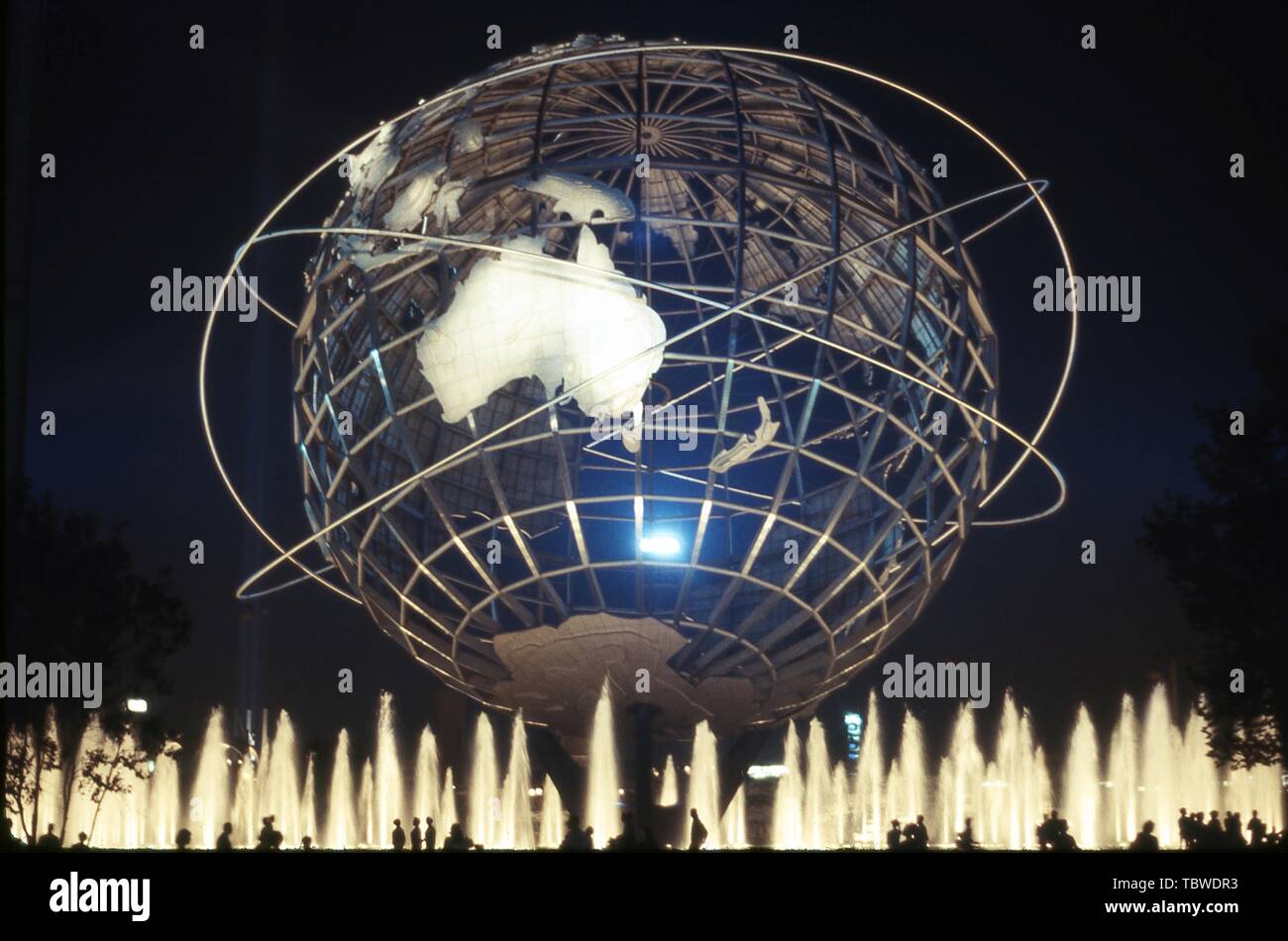Nachtaufnahme der Unisphere zu fairen die New Yorker Welt in Flushing Meadows, Queens, New York, August, 1965. Silhouetten der Besucher sind gegen die beleuchtete Brunnen skizziert. () Stockfoto