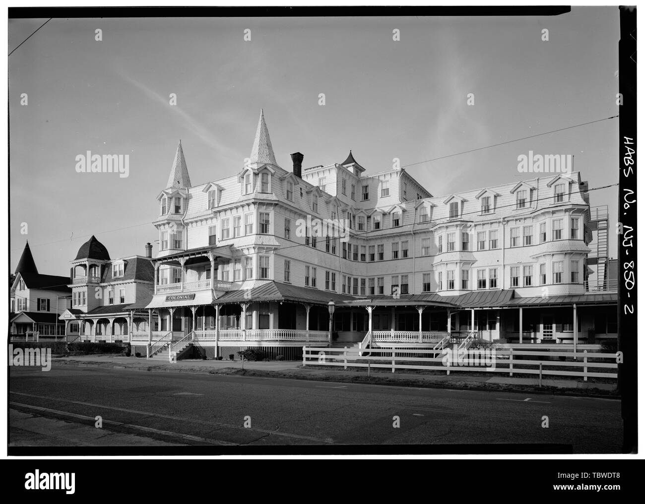 HAUPTFASSADE, SCHRÄGE AUSSICHT Colonial Hotel, Beach and Ocean Avenues, Cape May, Cape May County, NJ Stockfoto