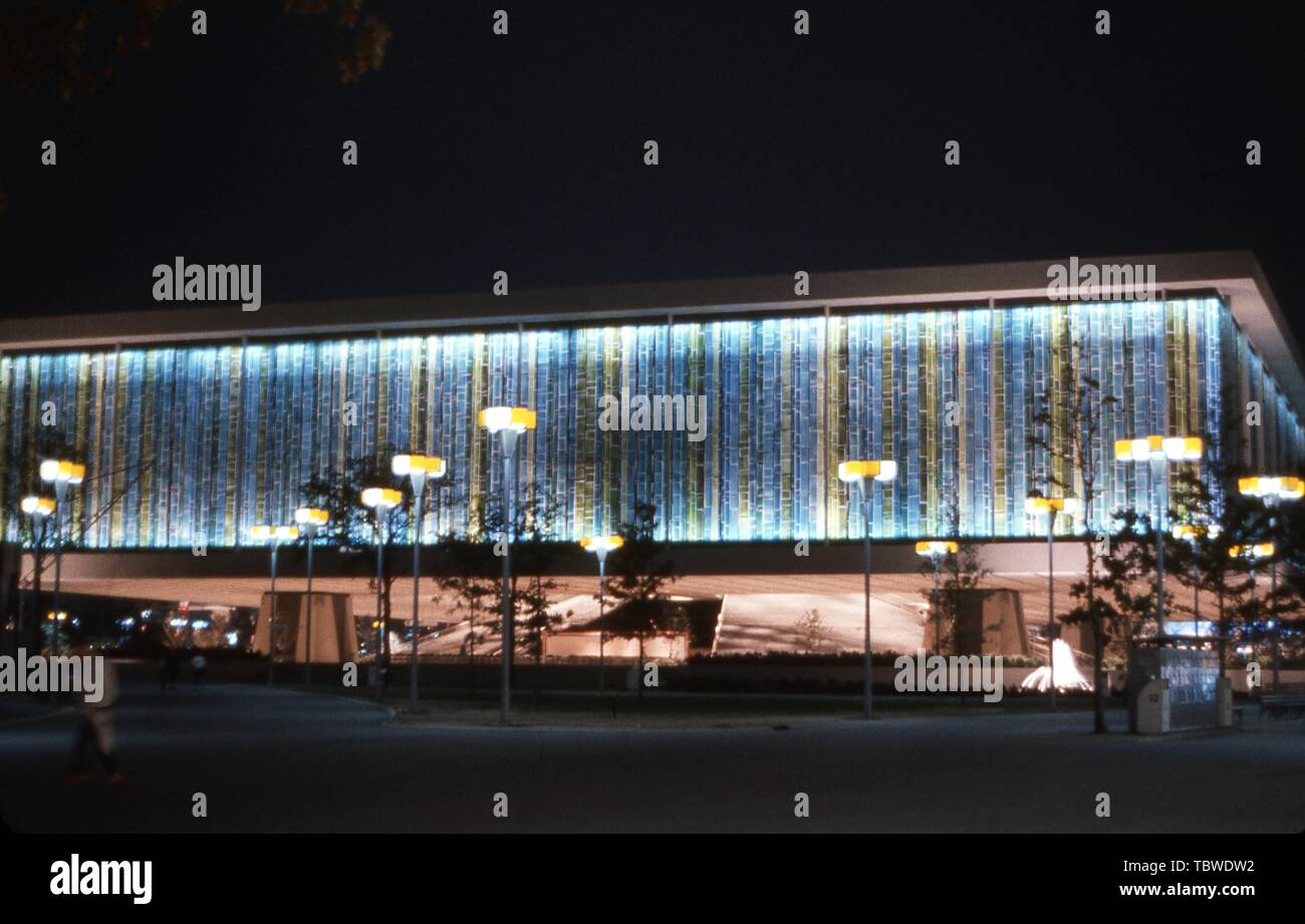 Nachtaufnahme der Vereinigten Staaten Pavillon Gebäude an die New Yorker Welt in Flushing Meadows, Queens, New York, August, 1965. () Stockfoto