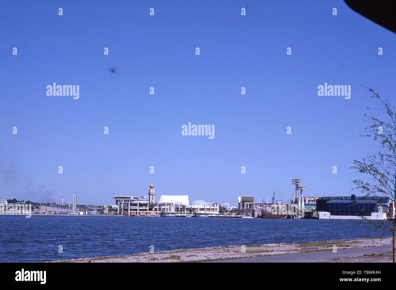 Weite Einstellung von über einem Körper von Wasser, an einem sonnigen Tag, der 1964 in New York World's Fair Messegelände, Flushing Meadows Park, Queens, New York, Juni, 1964. () Stockfoto