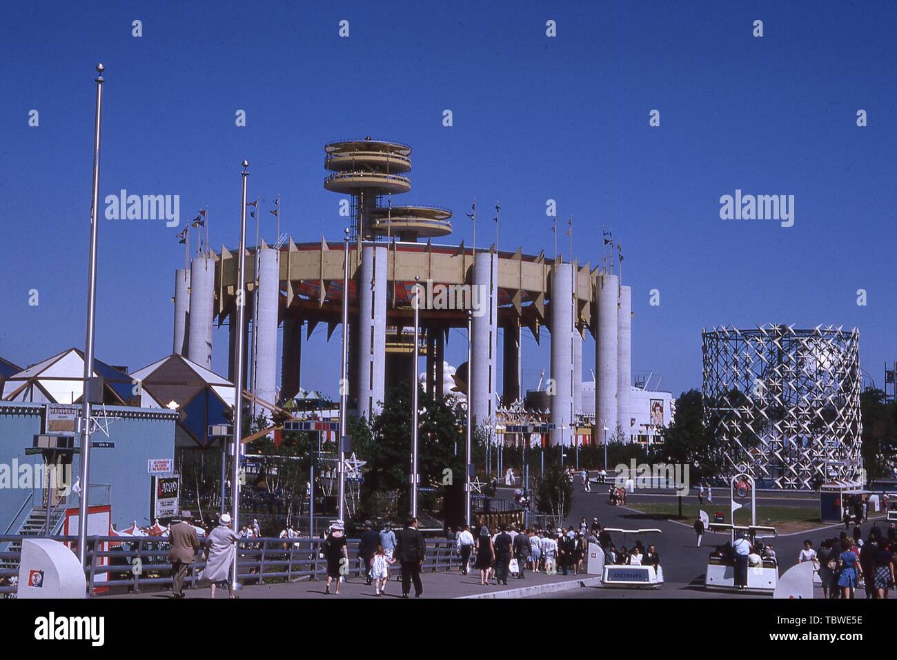 Anzeigen von Fußgängern und Autos, Straßenbahn, an einem sonnigen Tag, in der Nähe der astralen Brunnen und das New York State Pavilion, 1964 in New York World's Fair, Flushing Meadows Park, Queens, New York, Juni, 1964. () Stockfoto