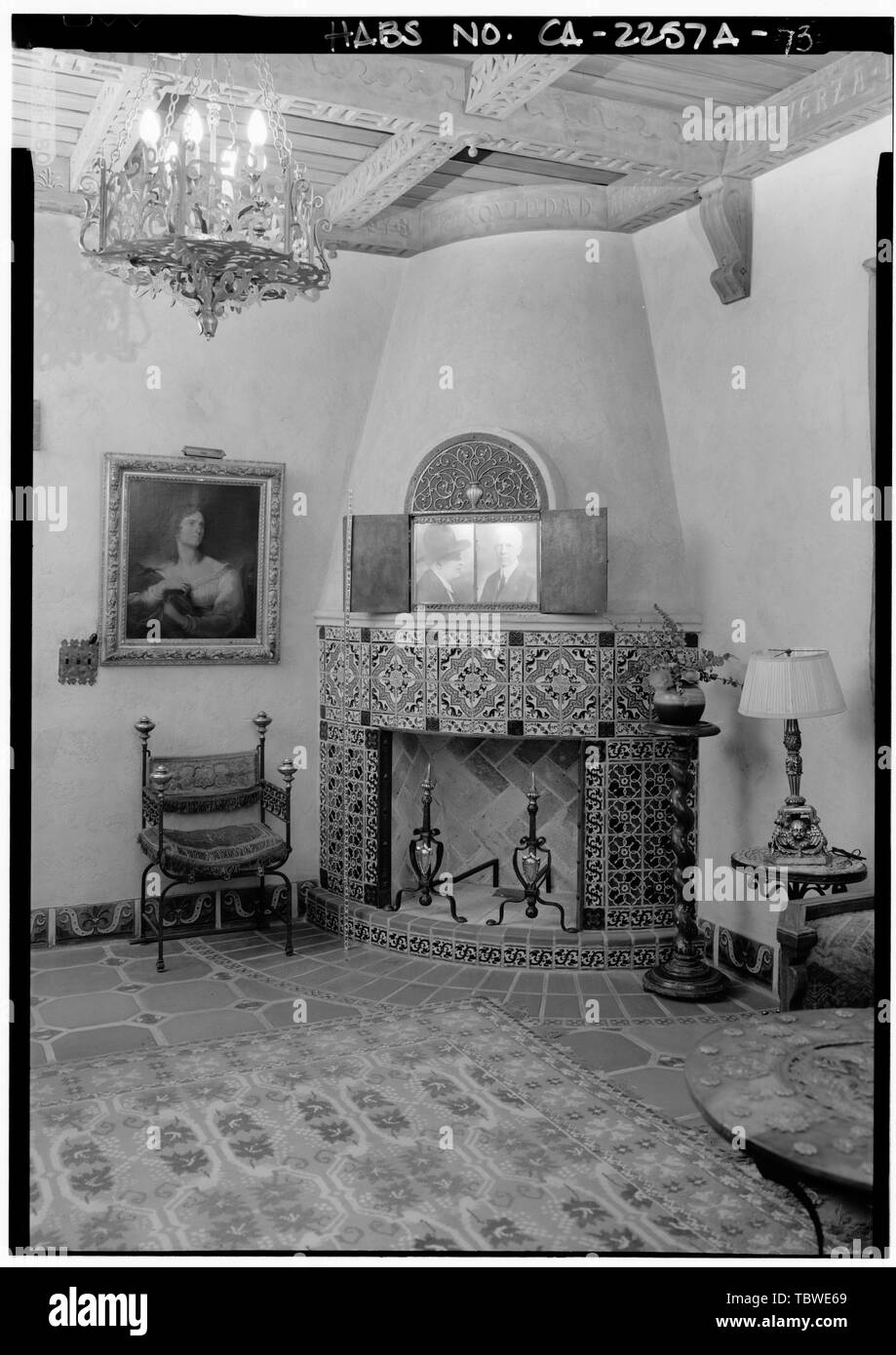HAUPTHAUS, UNTERES MUSIKZIMMER, DETAIL DES KAMINS MIT FOTOS VON JOHNSON UND SCOTT MIT SCALE Death Valley Ranch, Haupthaus, Death Valley Junction, Inyo County, CA Stockfoto