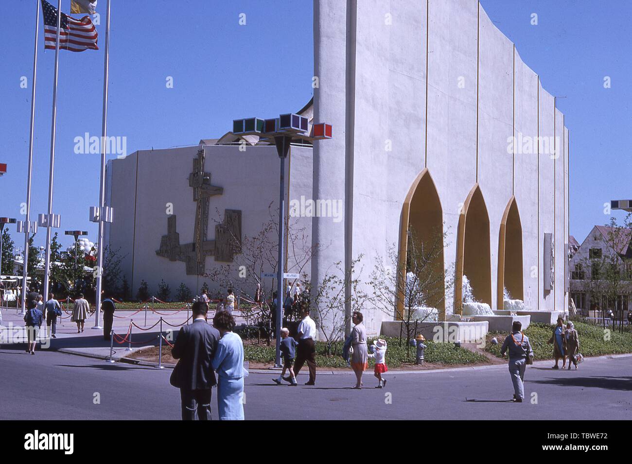Fußgänger, an einem sonnigen Tag, zu Fuß in der Nähe der Vatikanischen Pavillon, 1964 in New York World's Fair, Flushing Meadows Park, Queens, New York, Juni, 1964. () Stockfoto