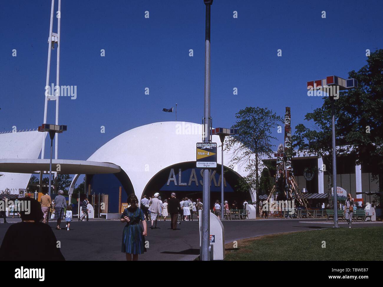 Fußgänger, an einem sonnigen Tag, außerhalb der Alaska Pavillon, 1964 in New York World's Fair, Flushing Meadows Park, Queens, New York, Juni, 1964. () Stockfoto