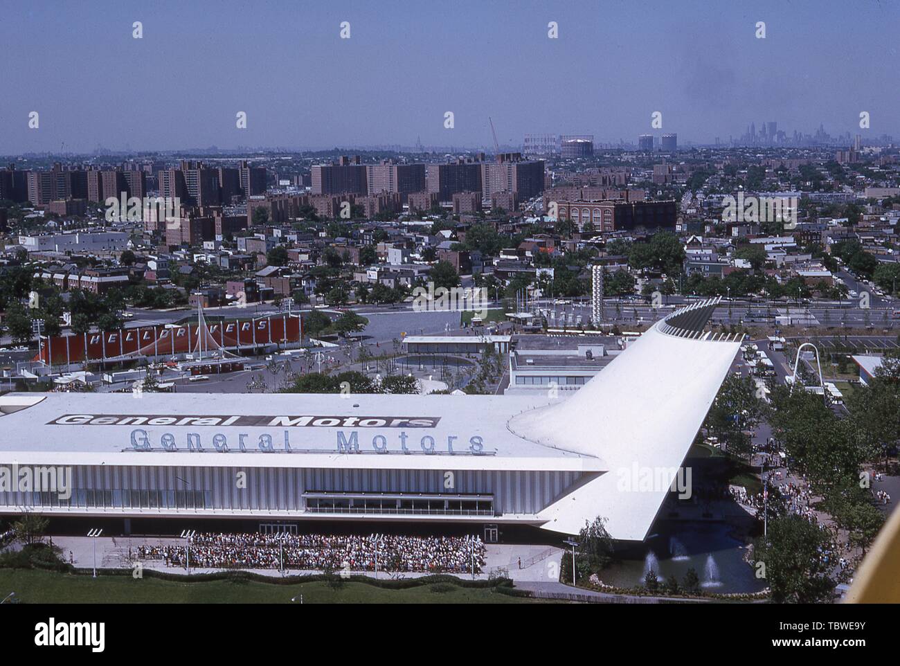 Bird's-Eye View, an einem sonnigen Tag, einer Masse außerhalb der General Motors Pavillon, mit New York City im Hintergrund, 1964 in New York World's Fair, Flushing Meadows Park, Queens, New York, Juni, 1964. () Stockfoto