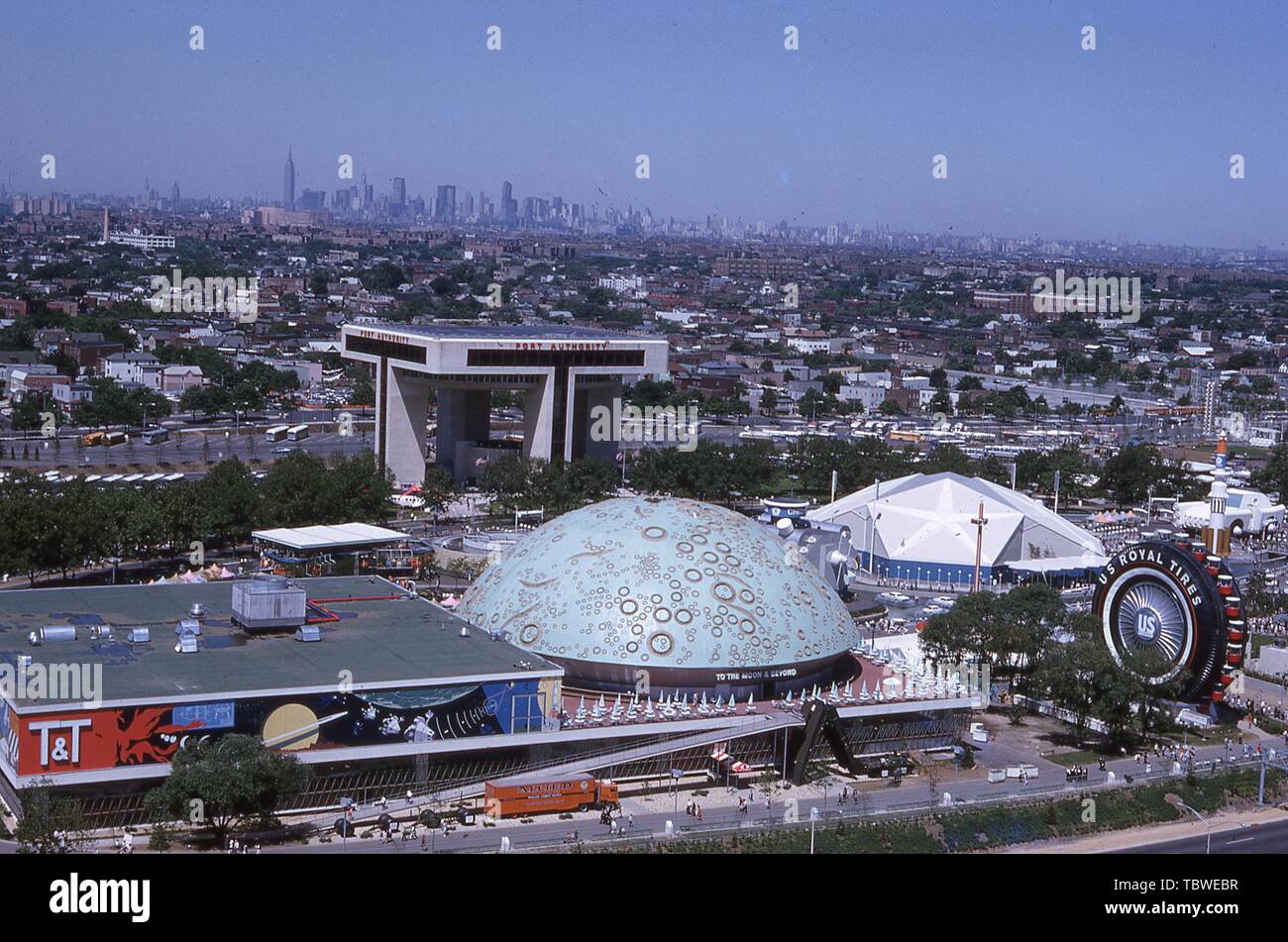 Der Blick aus der Vogelperspektive auf die Reise und Verkehr und Chrysler Pavillons, mit dem Hubschrauberlandeplatz und New York City im Hintergrund, 1964 in New York World's Fair, Flushing Meadows Park, Queens, New York, Juni, 1964. () Stockfoto