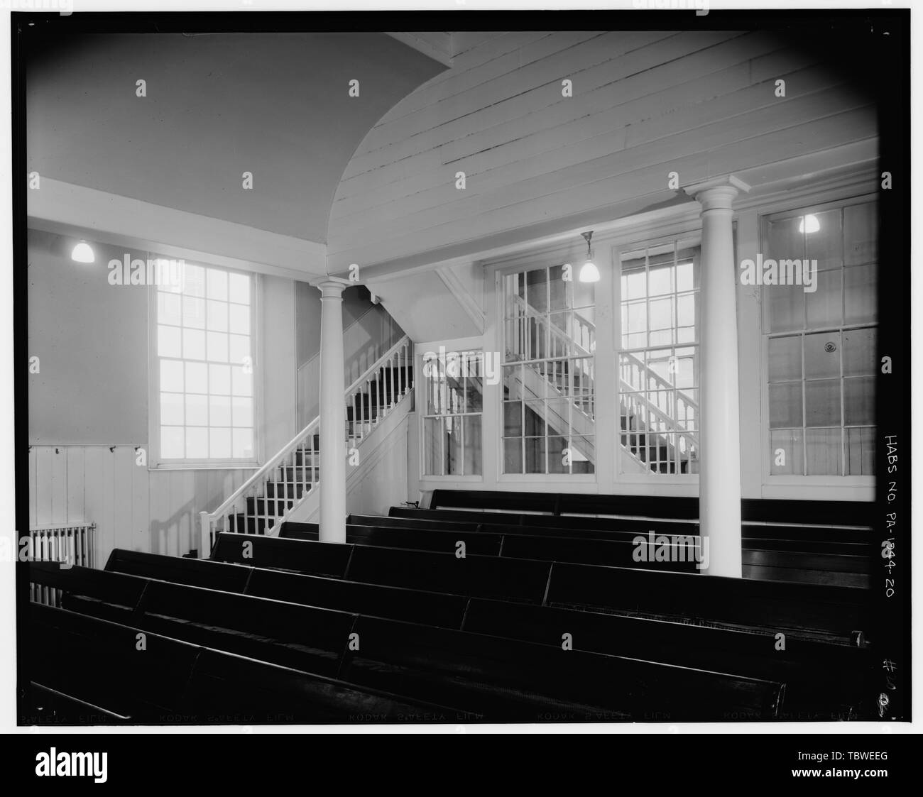 HAUPTRAUM, NORDÖSTLICHE ECKE. Die Treppe gegen die Nordwand auf der Männerseite ist original aus dem Jahr 181213. Die Glaswand im Vorraum wurde 1885 hinzugefügt. Es wird angenommen, dass die Osttreppe zu dieser Zeit hinzugefügt wurde. Zwölfte Straße, 20 South Twelfth Street, Philadelphia, Philadelphia County, PA Stockfoto