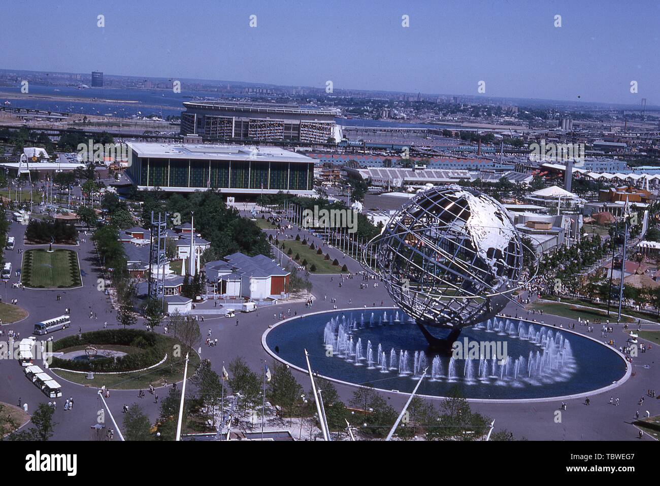 Aus der Vogelperspektive die Unisphere, den Usa Pavillon und Shea Stadion, 1964 in New York World's Fair, Flushing Meadows Park, Queens, New York, Juni, 1964. () Stockfoto