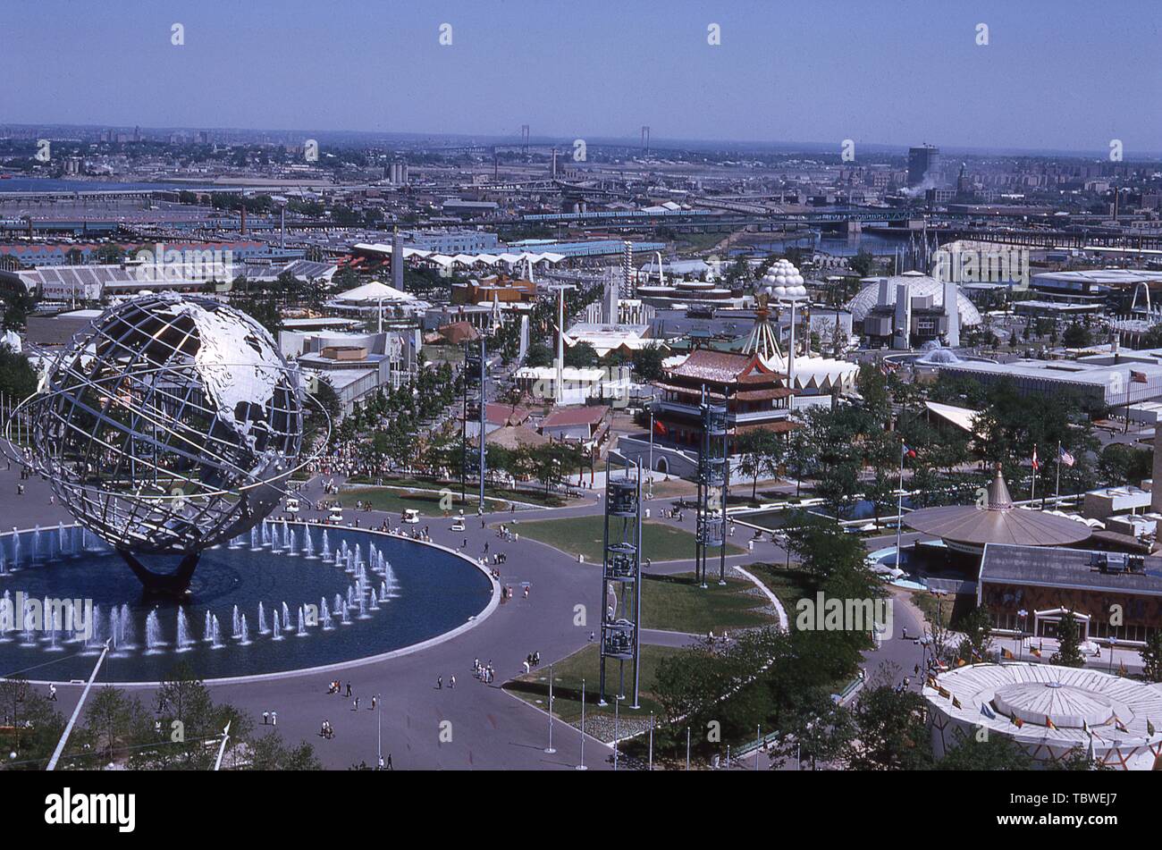 Aus der Vogelperspektive die Unisphere und Pavillons in den internationalen Bereich des 1964 in New York World's Fair, Flushing Meadows Park, Queens, New York, Juni, 1964. () Stockfoto