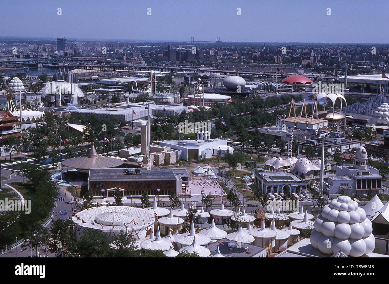 Aus der Vogelperspektive Pavillons und Ausstellungen, an einem sonnigen Tag, 1964 in New York World's Fair, Flushing Meadows Park, Queens, New York, 1964. () Stockfoto