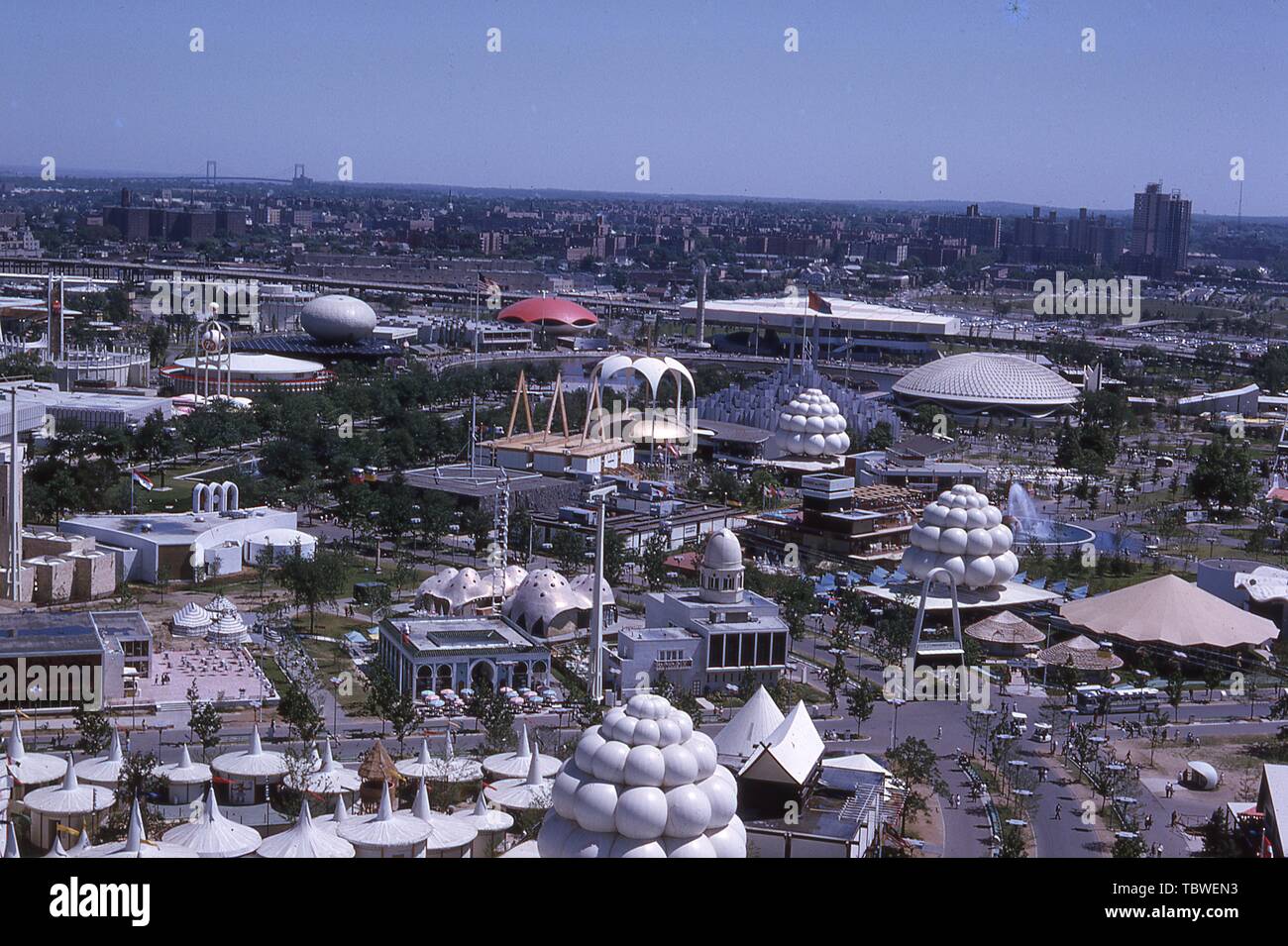 Aus der Vogelperspektive Pavillons und Ausstellungen, an einem sonnigen Tag, 1964 in New York World's Fair, Flushing Meadows Park, Queens, New York, Juni, 1964. () Stockfoto