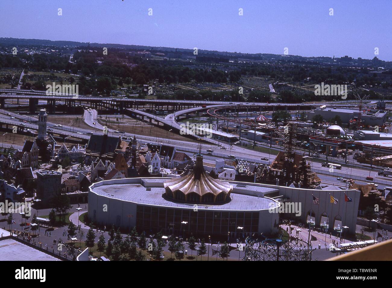 Bird's-Eye View, an einem sonnigen Tag, der Vatikan und die belgischen Dorfes Pavillons, mit dem Long Island Expressway im Hintergrund, 1964 in New York World's Fair, Flushing Meadows Park, Queens, New York, Juni, 1964. () Stockfoto
