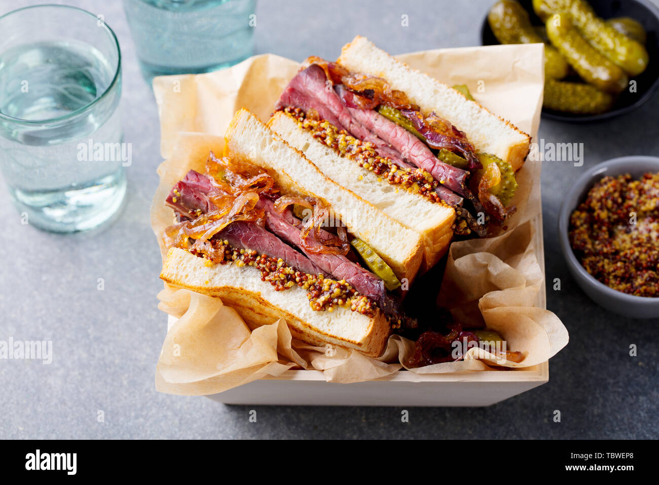 Sandwich mit Roastbeef in Holzkiste. Ansicht von oben. Stockfoto